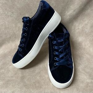 Steve Madden Blue Velvet Satin Snickers Sz 6